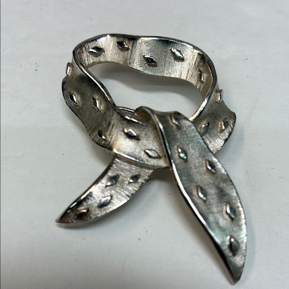 💜VTG Signed Crown Trifari Textured Silver Tone Winter Scarf Brooch